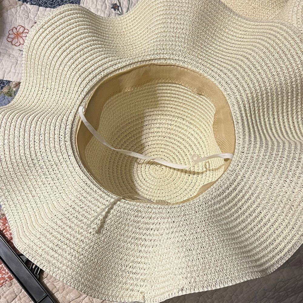 Elegant Cream Floppy Hat - Picture 3 of 3